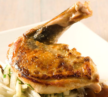 Krokante parelhoenfilet met aardappels en groente